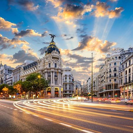 La Reina De Gran Via - Parking Tph Bed and Breakfast Madrid Eksteriør billede