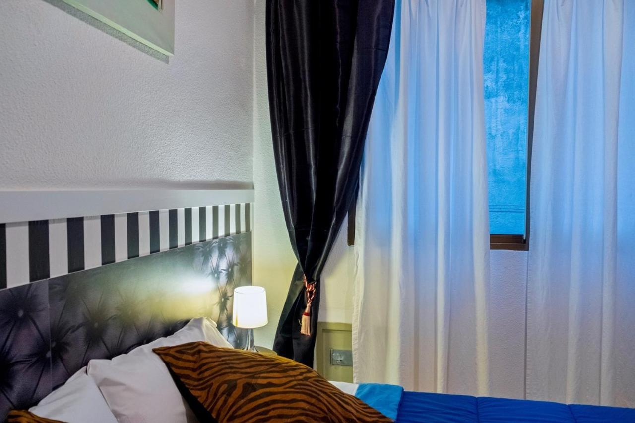 La Reina De Gran Via - Parking Tph Bed and Breakfast Madrid Eksteriør billede